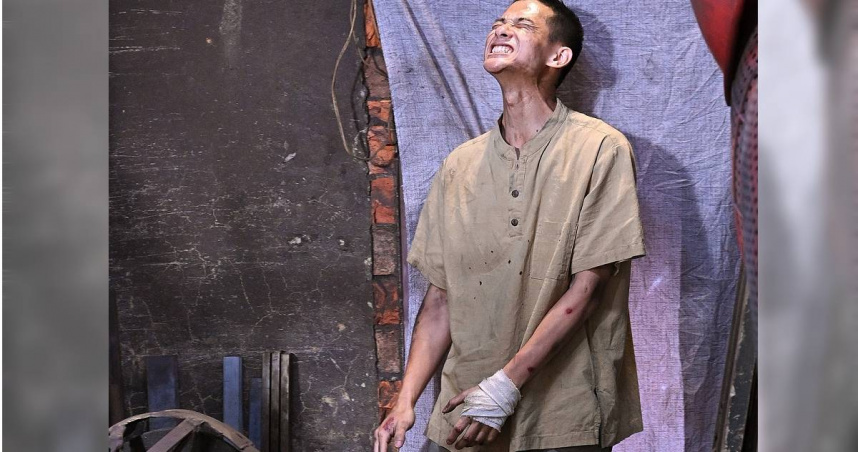 盧彥澤劇中在打鐵店工作，卻遇上職場霸凌。（圖／台視）