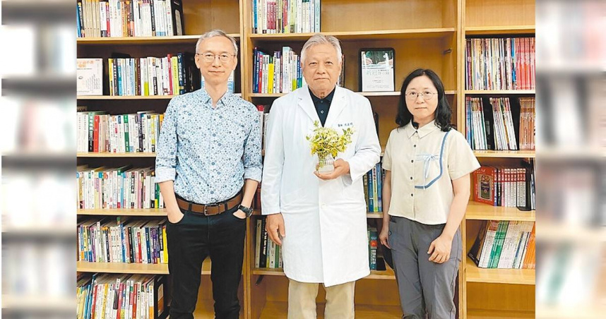 中正大學理學院院長暨生物醫學科系教授陳永恩（左起）、嘉義基督教醫院泌尿外科教授沈正煌、中山醫學大學醫學系副教授王梅林共同研究，證實金銀花中的天然小分子「MIR2911」對新冠病毒變異株具顯著抑制作用。（圖／中正大學提供／中國時報呂妍庭嘉義傳真）