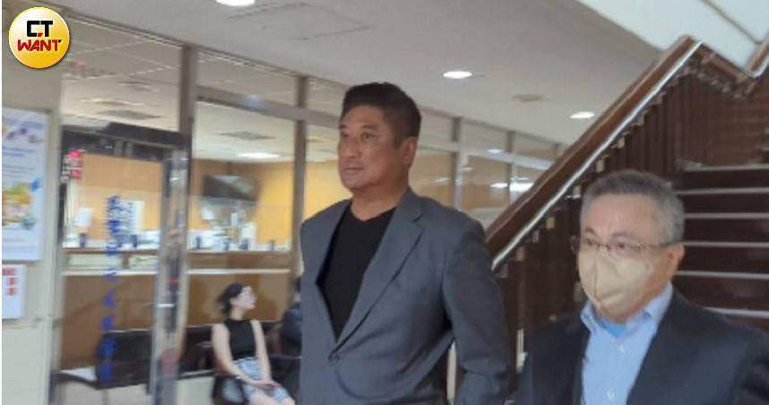 中國信託慈善基金會董事長、中華棒協理事長辜仲諒一審遭重判，並於27日晚間實施電子監控（圖／林冠吟攝）