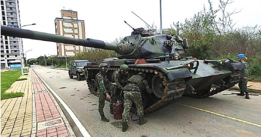 金防部金門守備大隊今日在慈湖路金門大橋附近旁執行重要目標防護任務，正當進行戰備偵巡演訓時，一輛戰車在任務途中履帶突然斷裂，緊急派員搶修。（圖／翻攝畫面）