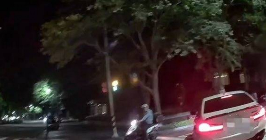 台中七期驚現毒駕刺青男逆向停路中央。（ 圖／翻攝畫面）