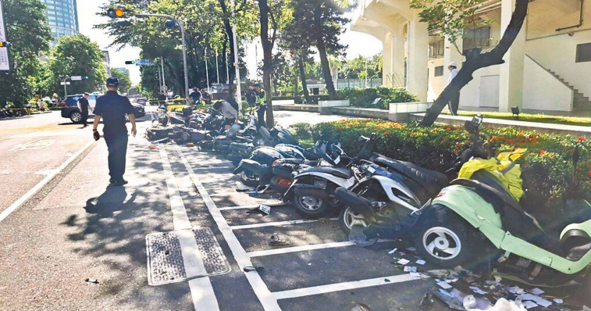 台南市東區成功大學旁8日下午發生高齡駕車重大車禍。76歲劉姓婦人駕車在大學路準備停等紅燈時,突然暴衝撞上2輛機車及騎腳踏車路過的74歲陳姓老翁,大學路上一整排共29輛機車也遭波及被撞倒。(圖/中國時報程炳璋攝)