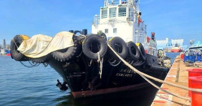 新加坡散裝貨輪撞翻高雄港作業船。（ 圖／翻攝畫面）