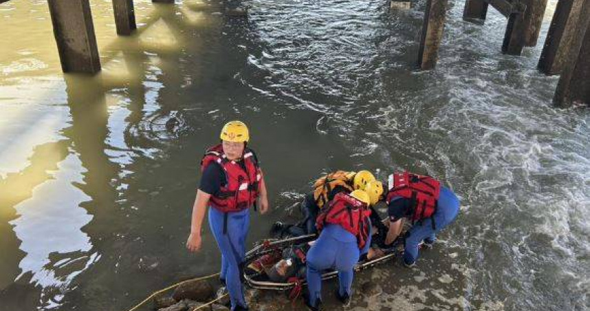 羅男在台61線觀海大橋釣魚時，不慎墜入後龍溪被沖進涵管，消防救起時已明顯死亡。（圖／翻攝畫面）