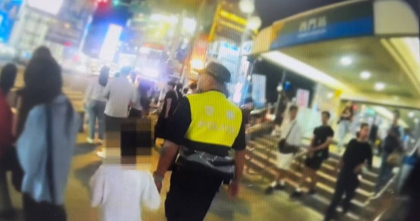 北市捷運警察隊上月31日獲報有男童走失，一路牽著男童的手沿著原路找尋，成功協助男童與家人團聚。（圖／翻攝畫面）