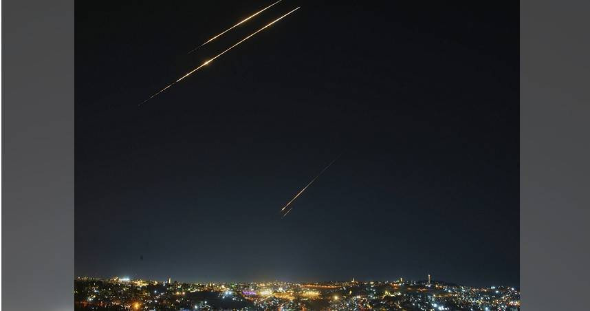 劃破耶路薩冷天際的伊朗飛彈。（圖／達志／美聯社）