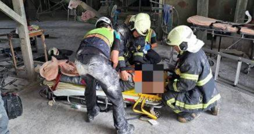 彰化飼料廠工安意外！男員工慘摔「右腳卡機具」　命危送醫搶救