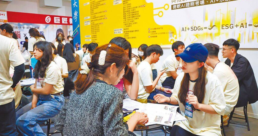 大學招聯會20日決議，117學年度起，申請入學第一階段篩選倍率，由現行3倍最高調升至4倍。圖為2025大學博覽會。（圖／報系資料照）