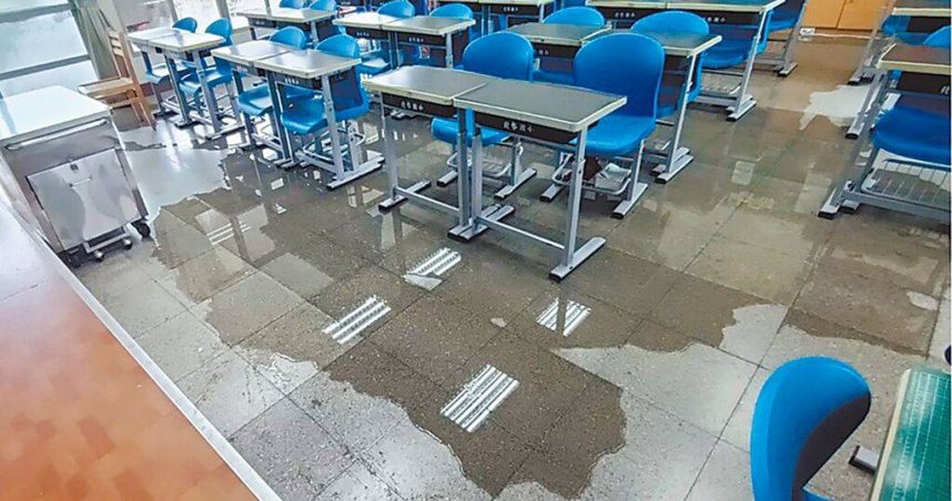 台中市教育產業工會接獲北勢國小教師爆料，學校樓頂教室漏水沒人管，造成地面積水窘境。（圖／台中市教育產業工會提供／中國時報陳淑娥台中傳真）
