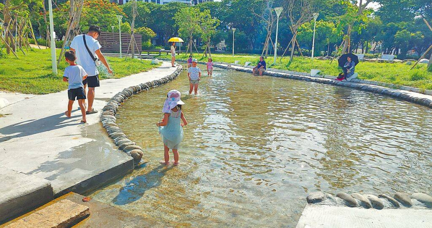 高雄市藍田特色公園戲水池，遭民眾抱怨池底青苔多容易滑倒，議員希望市府建設特色公園同時，管理維護也要到位。（圖／中國時報任義宇攝）