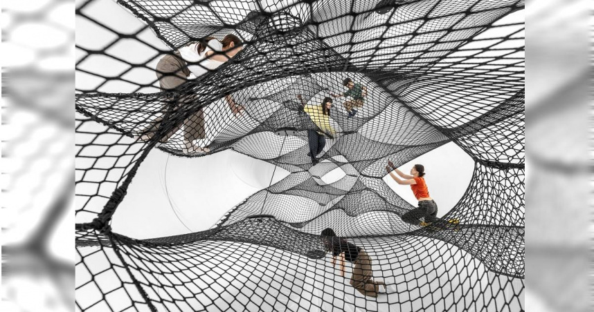 《Net Taichung》讓觀眾穿梭於層層堆疊的空間，成為作品的一部分。（圖／楊承攝、勤美術館提供）