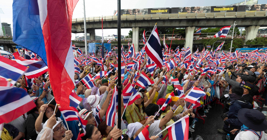 泰國總理貝東塔（Paetongtarn Shinawatra）與柬埔寨前總理洪森（Hun Sen）的通話錄音外流，內容引發爭議，激起國內輿論反彈。（圖／達志／美聯社）