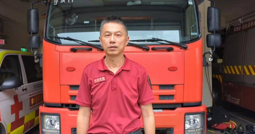 桃園市龜山區文化七路今天下午發生意外，66歲丁姓工人跌落電梯井，緊急送醫仍宣告不治。圖為桃園市消防局坪頂分隊小隊長王耀宗說明案情。（圖／翻攝照片）