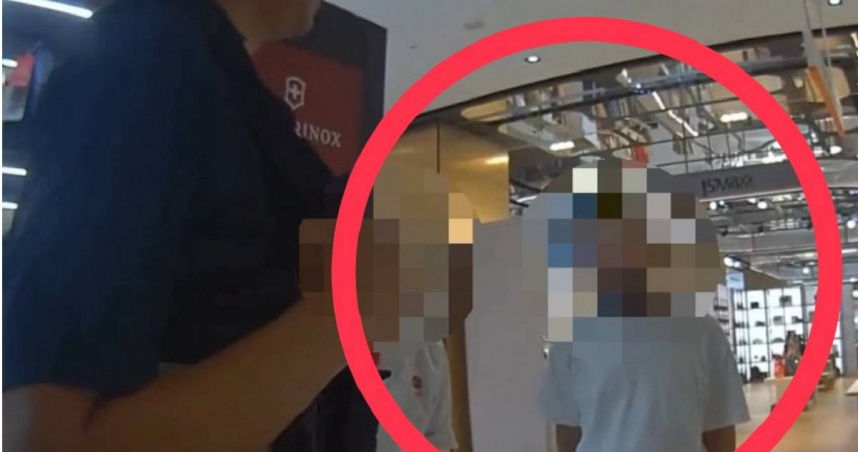 鐵板燒師傅（白衣）疑不滿被罵三字經，朝顧客臉上揮拳。（圖／翻攝畫面）