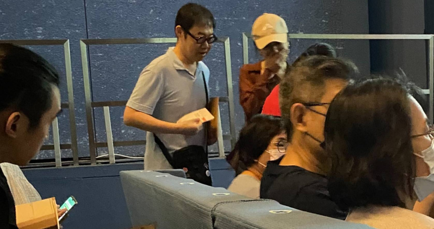 夏于喬跟老公林書宇一起去看舞台劇《情人哏裡出西施》。（圖／讀者提供）