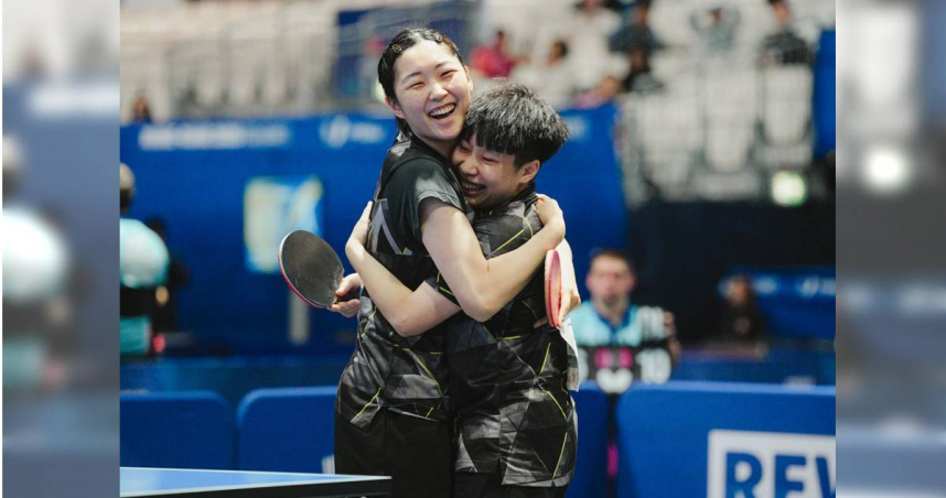 桌球女雙組合簡彤娟（左）、蔡昀恩（右）在德國世大運為中華隊拿到銅牌。（圖／大專體總提供）