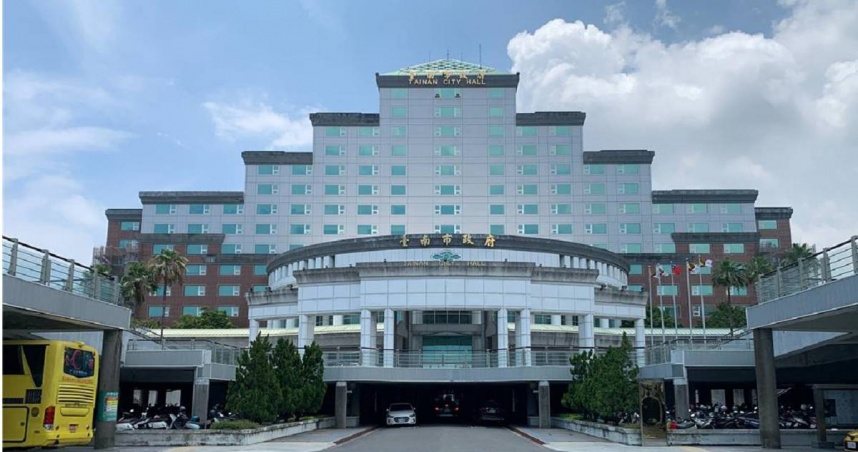 台南市工務局一名男員工涉嫌於18日翹班到南區某國小游泳，猥褻2男童又拍照，被警方逮捕後依依違反兒少性剝削罪嫌移送台南地檢署，19日法官裁定聲押獲准。（圖／報系資料照）