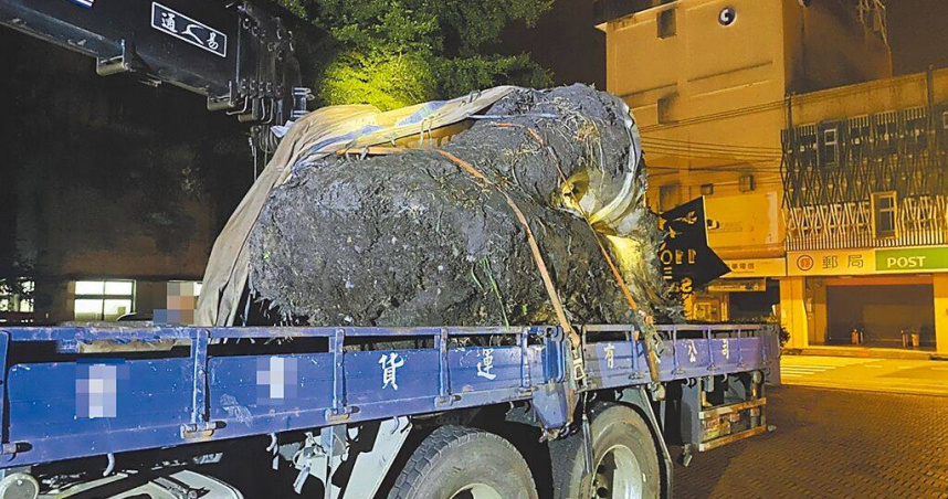 宜蘭縣警察局三星分局22日在大同鄉台7線85.5公里處，成功查獲重約2268公斤、市值近50萬元的珍貴一級扁柏原木，並逮捕47歲李姓、43歲張姓犯嫌，全案依竊盜罪移送偵辦。（圖／警方提供／中國時報吳佩蓉宜蘭傳真）