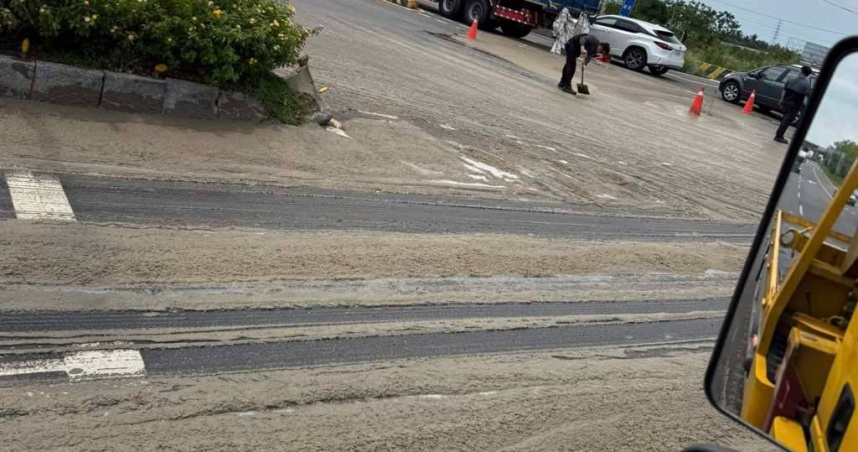 環保公司貨車的污泥太空包破裂，造成路面滿地污泥，臭氣熏天。（圖／翻攝自臉書台南道路救援張家班）