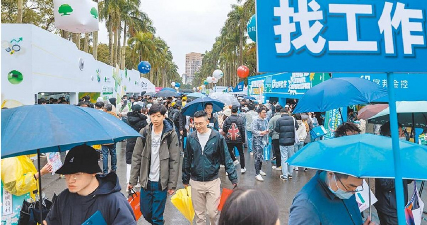 台灣勞動市場缺工，5月半導體人才缺口達3.4萬人。圖為2024年台大校園徵才博覽會。 （圖／報系資料照）