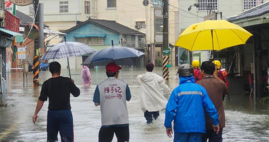 立委陳亭妃指出，自災情第一天起，她身著「青蛙裝」踏遍台南各地災區，帶領志工團協助災民需求。（圖／翻攝自陳亭妃臉書）