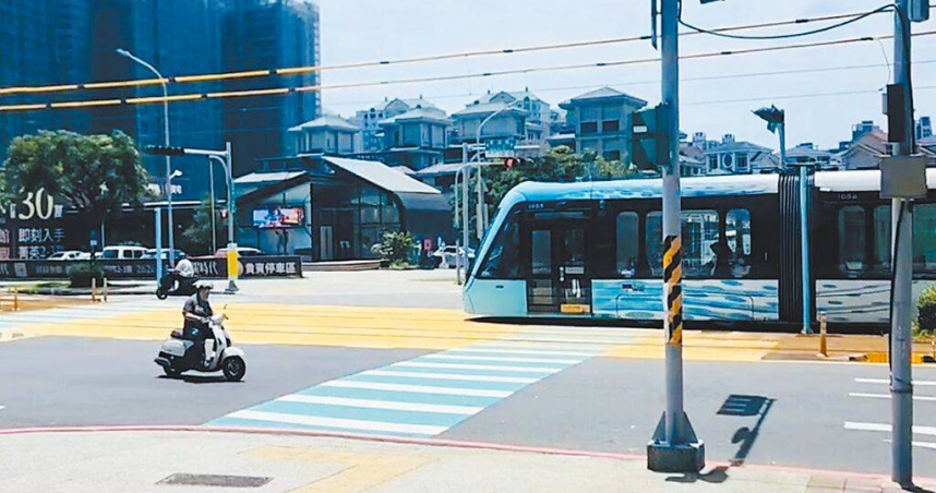 新北市民眾反映，「淡海輕軌」沿線人行號誌顯示綠燈倒數時，秒數突然從15秒跳回0秒後轉為紅燈。（圖／議員鄭宇恩服務處提供／中國時報李育嫺新北傳真）