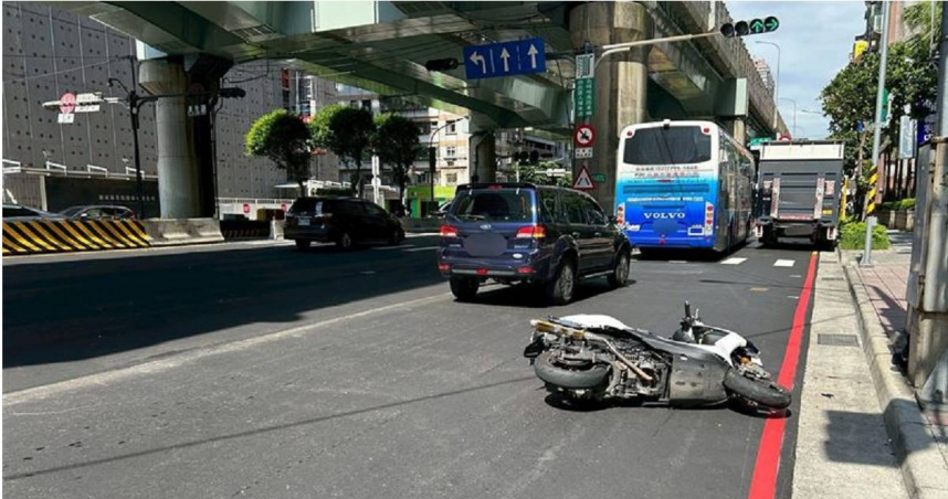 中和騎士遭大貨車撞飛險遭輾壓幸無大礙。（圖／翻攝畫面）