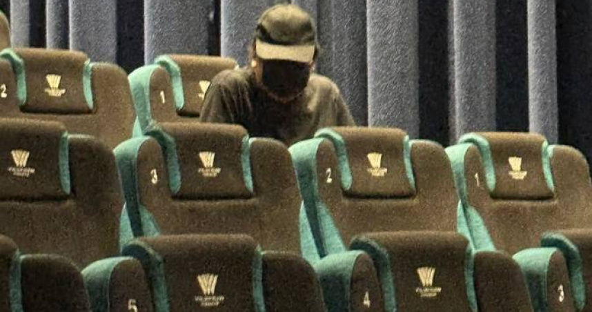 穿著初音未來制服的女子在京站威秀觀看《鬼滅之刃》時遭隔壁男子性騷擾，警方將嫌疑人帶回派出所偵訊。（圖／翻攝自Threads）