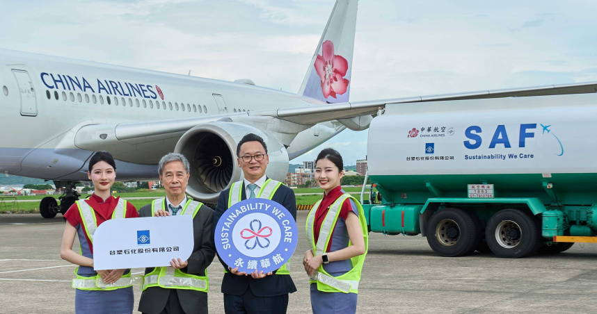 華航總經理陳漢銘與台塑石化總經理林克彥簽署合作備忘錄，擴大採購永續航空燃油。（圖／華航提供）