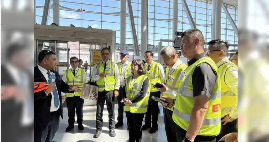 加拿大運輸部代表向我方說明多倫多機場保安措施。（圖／民航局提供／中國時報蔡明亘台北傳真）