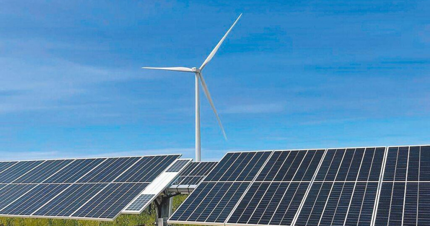 美國商務部針對進口風力發電機和零件，啟動《232條款》國安調查。圖為美國奧勒岡州一座再生能源設施內的風車和太陽能板。（圖／美聯社）