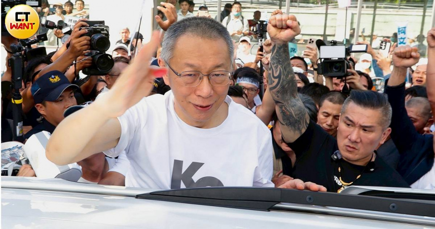 民眾黨前主席柯文哲交保。（圖／黃耀徵攝）