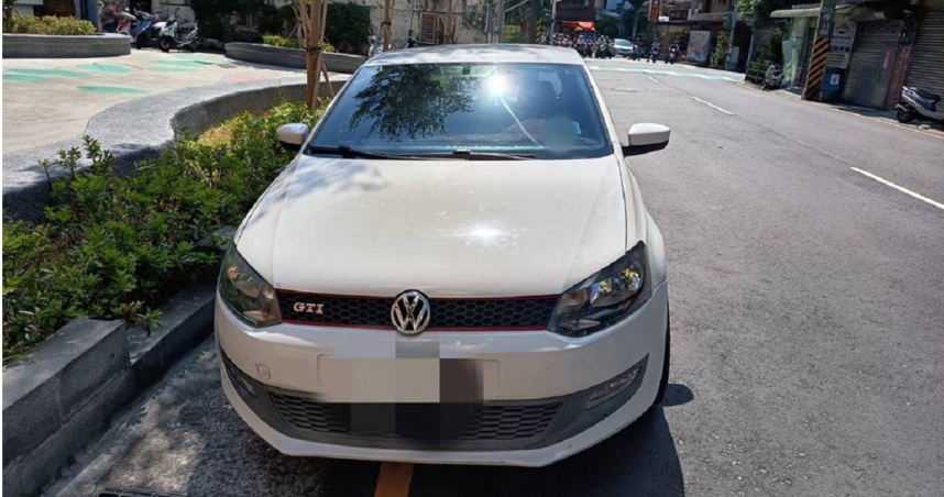 欠繳罰單大戶竟然把車子停放在行政執行署基隆辦公室對面，當場遭辨識系統認出扣車，最後只得乖乖辦妥分期繳納手續，才免於車輛遭拖吊命運。（行政執行署宜蘭分署提供／張志康基隆傳真）