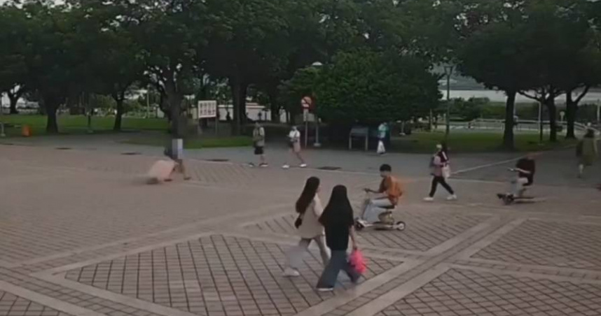 殷姓女子發現王姓婆婆在住處病逝後，竟將她裝進行李箱，拖到淡水金色水岸棄屍。（圖／翻攝畫面）