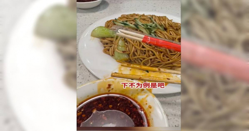 大陸黑龍江省牡丹江市一間餐館近日因「免洗筷子」引發消費爭議。（圖／翻攝自鄭州日報）
