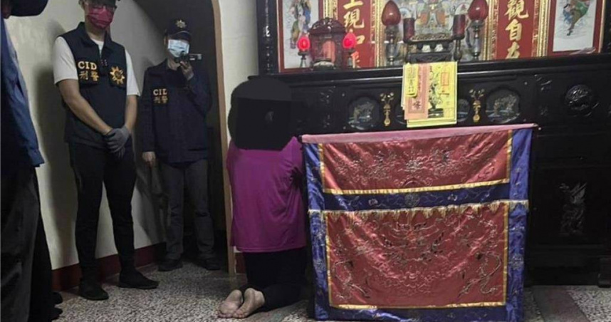 陳母誤信掏光口水可驅魔，竟將兒子挖喉致死，事後長跪神明廳懺悔。（圖／中時資料照）
