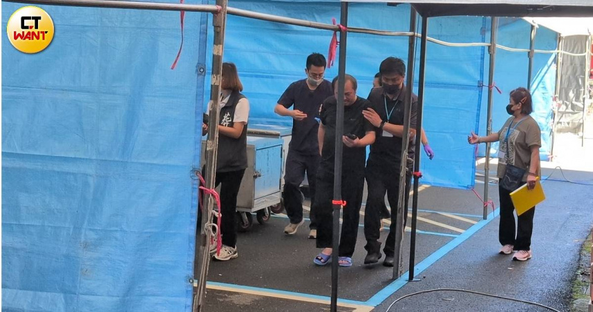 馬太鞍溪溪堰塞湖23日下午潰堤溢流，罹難者家屬趕赴瑞穗生命園區認屍崩潰。（圖／林冠吟攝）