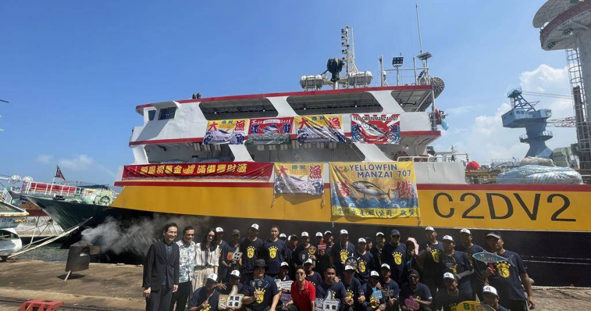 「黃鰭滿儎707」共配置漁撈長、船長與各級船員共40人， 29日上午自旗津中信造船順榮船廠出港，啟程前往南太平洋展開為期2年的鮪魚圍網作業，該船字設計起便嚴格依循國際規範，打造漁工合理生活環境。（圖／中國時報丁治綱攝）