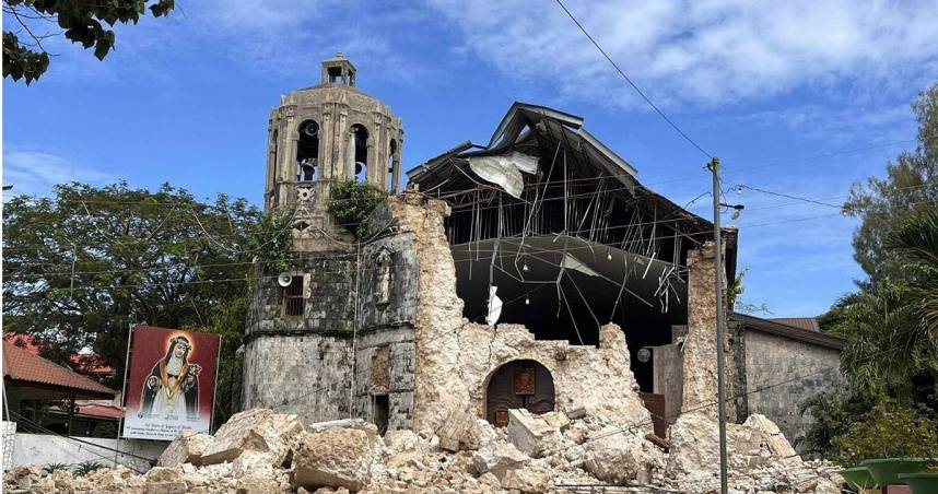 菲律賓宿霧省北部沿海9月30日深夜發生芮氏規模6.9強震，至少30人喪命，多棟建築倒塌、教堂嚴重毀損。（圖／達志／美聯社）