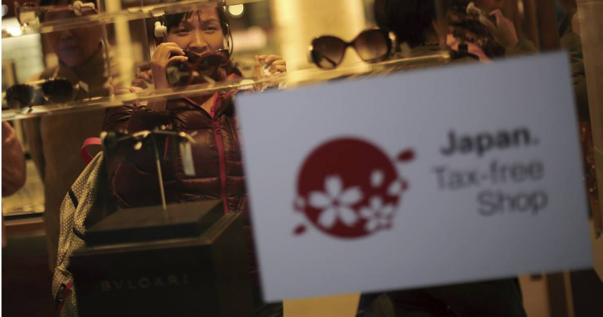 由於免稅制度頻遭惡意濫用，日本政府宣布將在2026年11月推動免稅商品新制。（圖／達志／美聯社）