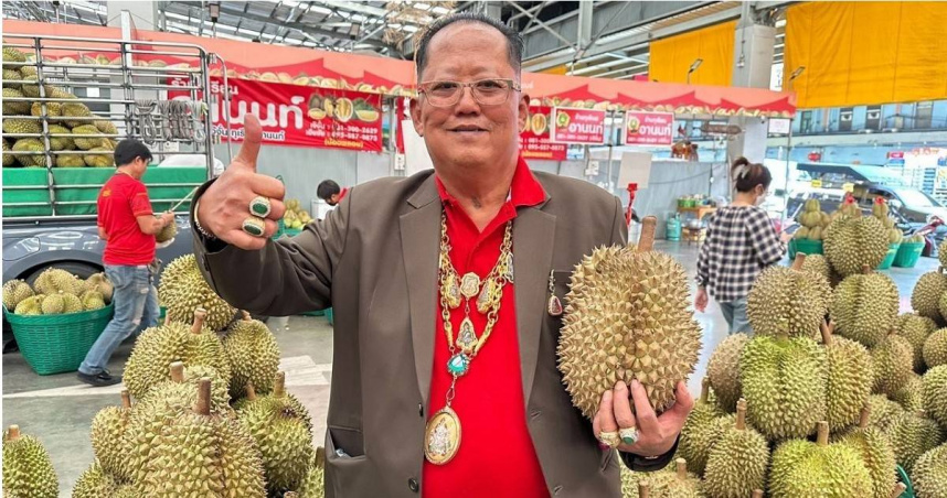 榴槤倉儲業者阿農‧羅騰因家務風波懸賞攻擊兒子情婦，後來宣布撤回並與兒子斷絕關係。（圖／翻攝自臉書，อานนท์ รถทอง）