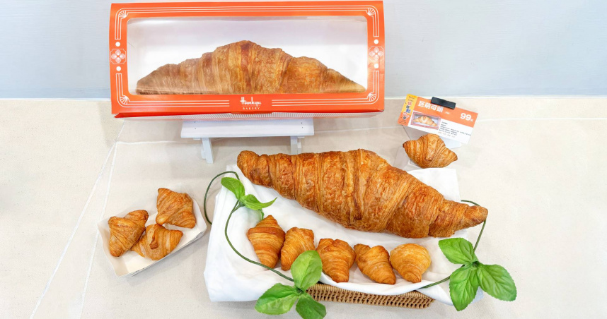限時出沒！烤爐上的龐然大物「巨萌可頌」38CM的巨無霸可頌連假限定優惠中。（圖片提供／全聯阪急麵包）
