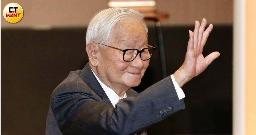 知名律師林智群分享，媽媽接到一通電話，對方聲稱台積電創辦人張忠謀要「送出兩萬本書」，請林母協助處理。（圖／黃耀徵攝）