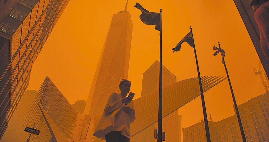 台北醫學大學研究發現，極端高溫或低溫都會增加慢性阻塞性肺病（COPD）患者發病與死亡風險，達1倍以上。圖為加拿大野火產生的煙塵壟罩紐約市。（圖／新華社）