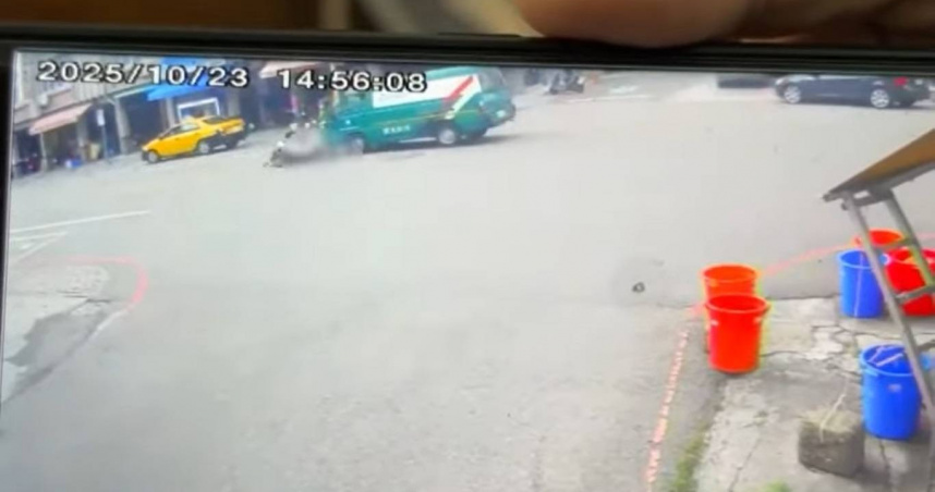 台東市中山路與文化街口23日下午發生死亡車禍，7旬老翁騎車越過中線，與郵務車發生車禍後身亡。（圖／翻攝畫面）