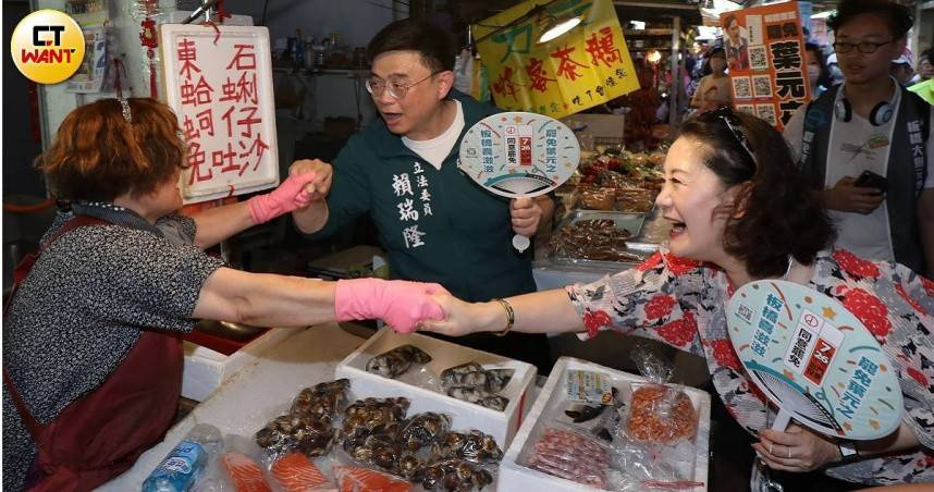 民進黨立委賴瑞隆（中）有信心延續陳菊、陳其邁市政成果，守住高雄發展與榮耀。（圖／劉耿豪攝）