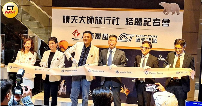 晴天旅遊董事長陳依福(右3)與大師房屋董事長陳建慶(左3)兩人在一次騎車之旅中，花10分鐘即拍板決定成立旅行社，將旅遊與賞屋結合。（圖／林榮芳攝）