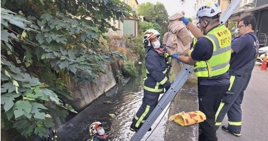 水溝驚見「臍帶未斷」嬰屍搜救人員急撈起，生母去向不明。（圖 ／翻攝畫面）