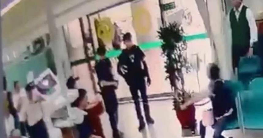 埔里鎮一名婦女30日在合作金庫無法領錢，竟持菜刀大鬧銀行。（圖／翻攝畫面）