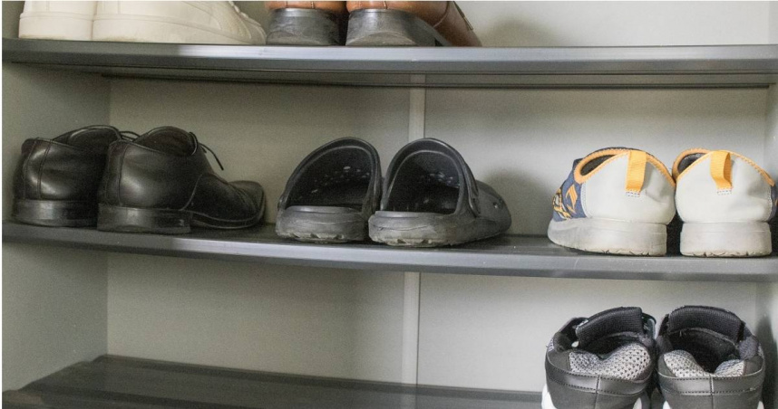新北黃姓男子因不滿鄰居鞋櫃占用公共空間，半夜偷拿12雙鞋的單腳報復，遭判強制罪。（示意圖／photoAC）